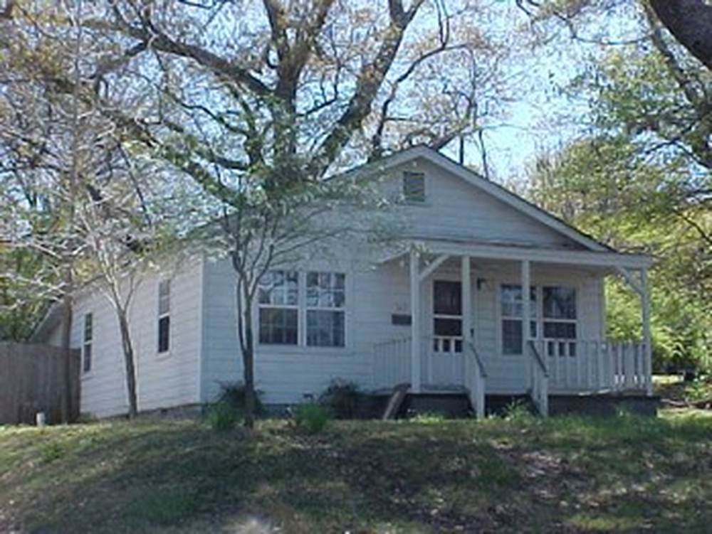 242 10TH ST N west, west Helena, AR 72390